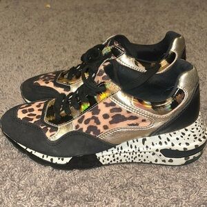 Steve Madden Bena style sneakers in the size 8.5 in women.